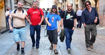 De izquierda a derecha, Juan Flahn, Kepa Sojo, Borja Crespo, Borja Cobeaga y Enrique Urbizu, ayer, en el casco viejo de Bilbao.