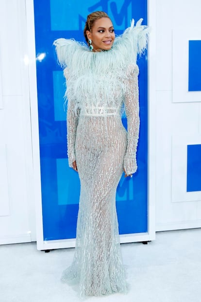 Beyoncé tiró de espectacularidad con este vestido de alta costura con alas incluidas de Francesco Scognamiglio.