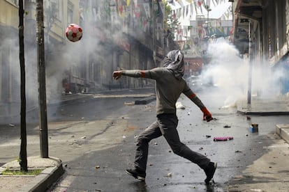 Un manifestante durante las celebraciones del 1 de mayo en Estambul.