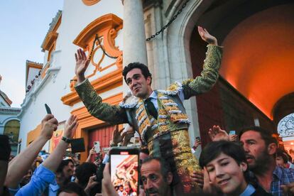 Tomás Rufo, a hombros por la Puerta del Príncipe.