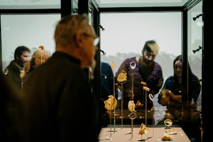 Visitantes observan los objetos encontrados que componen la exposición 'La caza por el pasado de Dinamarca', en Copenhague.