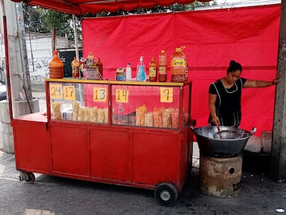 Una mujer prepara papas fritas en su puesto en la alcaldía Iztapalapa, en Ciudad de México.