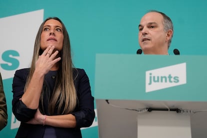 El secretario general de Junts, Jordi Turull, y la vicepresidenta, Miriam Nogueras, durante la rueda de prensa de este lunes.
