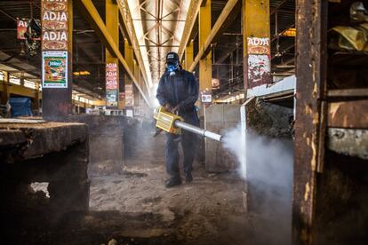 Senegal. Imagen del 30 de marzo de 2020, en la capital de Senegal. Un trabajador desinfecta el mercado del Gran Dakar, ahora inusualmente vacío, como medida de seguridad ante la pandemia de coronavirus.