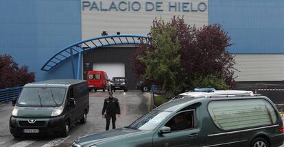 Un coche fúnebre a las puertas del Palacio de Hielo, el centro comercial con pista de patinaje situado en Madrid, que ha sido habilitado como morgue para albergar los restos de personas fallecidas con coronavirus.