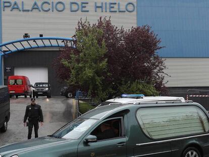 Un coche fúnebre a las puertas del Palacio de Hielo, el centro comercial con pista de patinaje situado en Madrid, que ha sido habilitado como morgue para albergar los restos de personas fallecidas con coronavirus.