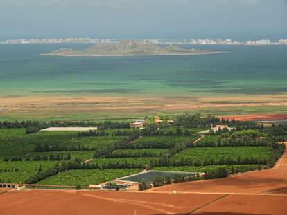 Vista del mar Menor, con unos campos de cultivo en primer plano.