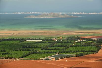 Vista del mar Menor, con unos campos de cultivo en primer plano.