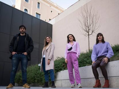 Cuatro jóvenes relatan su precaria relación con el mercado del trabajo en Cataluña.