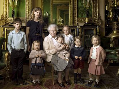 La prestigiosa retratista estadounidense Annie Leibovitz fotografió a Isabel II acompañada de los nietos y bisnietos que tenía cuando cumplió 90 años, en 2016.