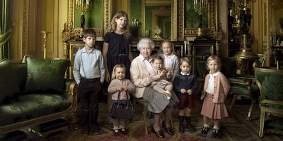 La prestigiosa retratista estadounidense Annie Leibovitz fotografió a Isabel II acompañada de los nietos y bisnietos que tenía cuando cumplió 90 años, en 2016.