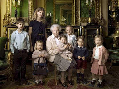 La prestigiosa retratista estadounidense Annie Leibovitz fotografió a Isabel II acompañada de los nietos y bisnietos que tenía cuando cumplió 90 años, en 2016.