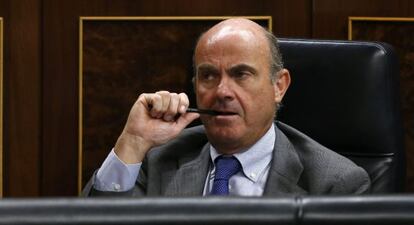 El ministro de Economía, Luis de Guindos, durante el pleno del Congreso que debate el tercer programa de ayudas a Grecia.