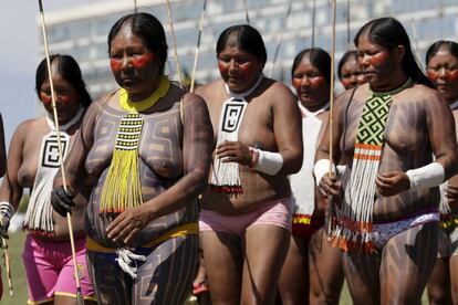 Mujeres indígenas brasileñas de las etnias Kayapo bailando una danza durante la protesta.