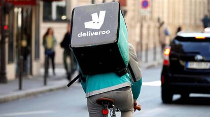 Un trabajador de Deliveroo durante un servicio. / REUTERS