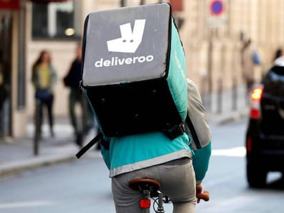Un trabajador de Deliveroo durante un servicio. / REUTERS