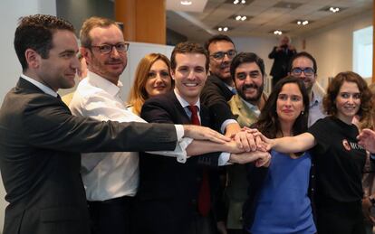 Pablo Casado, rodeado de algunos de sus apoyos, al presentar los avales para las primarias del PP, en junio de 2018. 