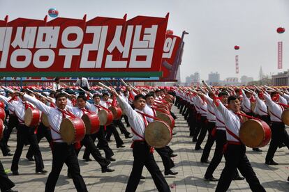 Un grupo de ciudadanos norcoreanos desfilan tocando el tambor para celebrar el Día del Sol.