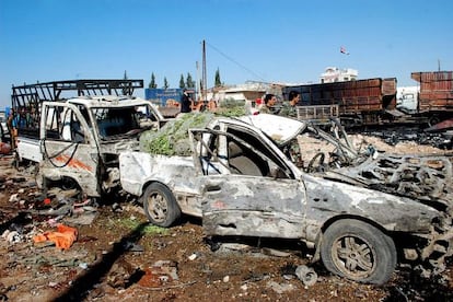 Coches calcinados tras el atentado en Hama. 