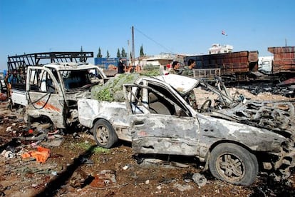 Coches calcinados tras el atentado en Hama.