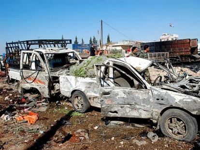 Coches calcinados tras el atentado en Hama. 