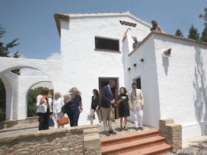 Visita de Sáenz de Santamaría a la masia de Miró a Mont-Roig.