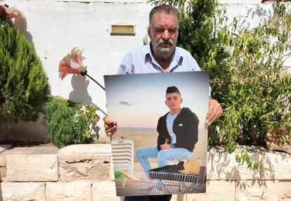 Basmán, con una imagen de su nieto Uday Salah, muerto por disparos del ejército israelí el pasado día 15 en Kafr Dan.