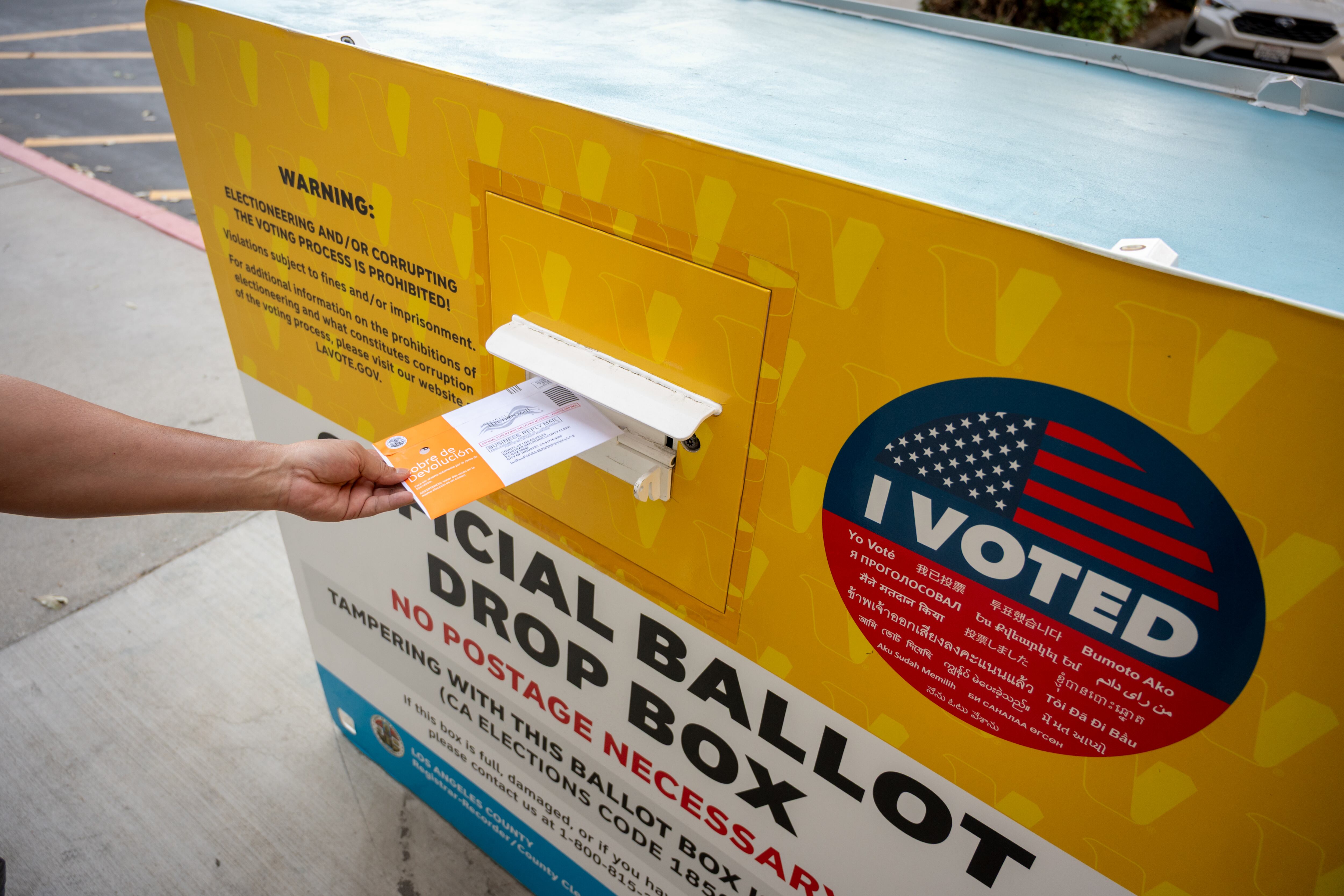 Buzón oficial electoral en Los Ángeles, California.