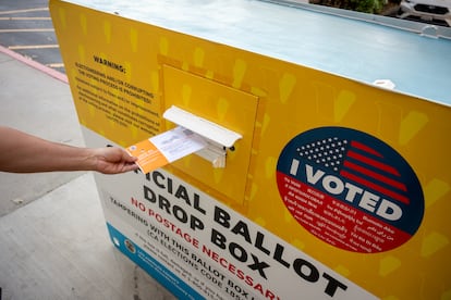 Buzón oficial electoral en Los Ángeles, California.