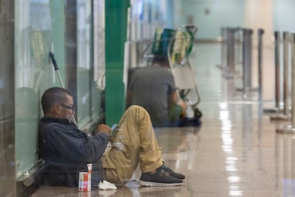 Varias personas sintecho viven en la Terminal 1 del Aeropuerto Josep Tarradellas de El Prat.