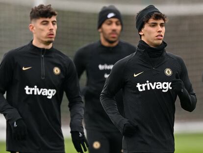 Kai Havertz. João Félix y Aubameyang, durante el entrenamiento de este lunes en el centro de entrenamiento del Chelsea en Cobham.