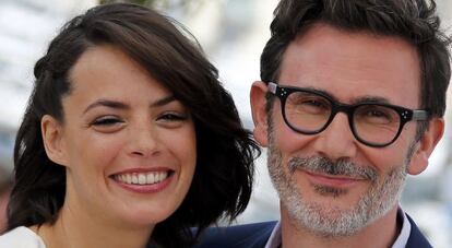 Michel Hazanavicius y la actriz Berenice Bejo posan en Cannes.