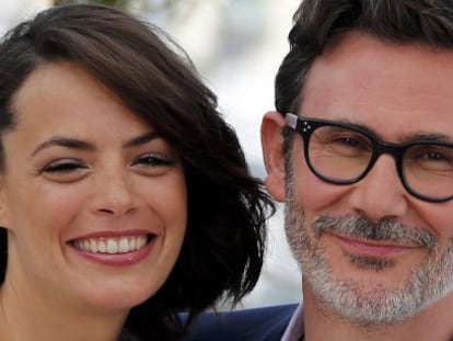 Michel Hazanavicius y la actriz Berenice Bejo posan en Cannes. 