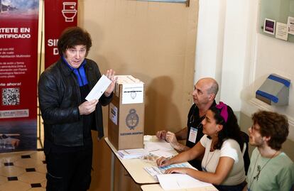 El candidato de la ultraderecha, Javier Milei, ha llegado este domingo a votar pasado el mediodía. "Estamos en condiciones de hacer el mejor Gobierno de la historia", dijo en medio de la marea de seguidores, y agregó que espera "poner de pie a la Argentina".