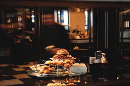 Wolseley en Green park, Londres, fue un sal&oacute;n de exposici&oacute;n y venta de coches Bentley que se ha transformado en un bar-restaurante estilo vien&eacute;s, ideal para ver famoseo y disfrutar de un t&eacute; espl&eacute;ndido.