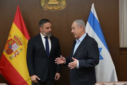 El presidente de Vox, Santiago Abascal, se reúne con el primer ministro israelí, Benjamín Netanyahu, en Israel este martes, en una imagen distribuida por el partido.