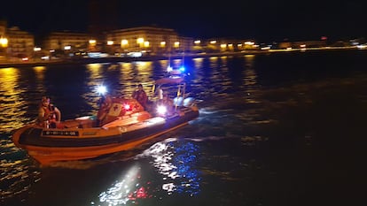 Una embarcación de la Cruz Roja de Bizkaia participa en labores de rescate de un cadáver en la ría de Portugalete.