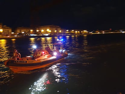 Una embarcación de la Cruz Roja de Bizkaia participa en labores de rescate de un cadáver en la ría de Portugalete.