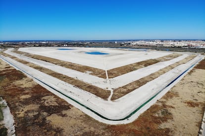 Vista aérea del apilamiento de los fosfoyesos, con Huelva al fondo. 