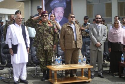 Autoridades afganas presiden la ceremonia de traspaso del mando en Bamiyán.