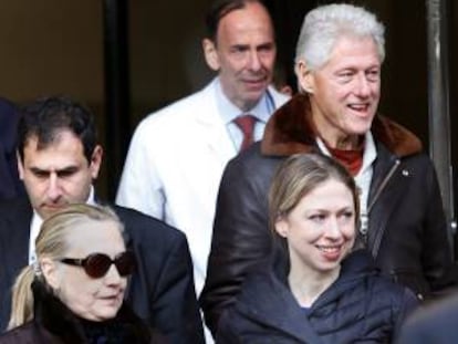 Hillary y Bill Clinton, con su hija Chelsea.