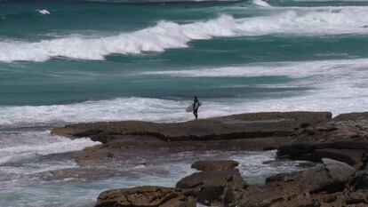 Un surfista contempla el mar cerca de Bondi Beach