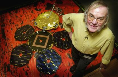 El astr&oacute;nomo ingl&eacute;s Colin Pillinger, con una r&eacute;plica del robot espacial &#039;Beagle 2&#039;, en 2003. 