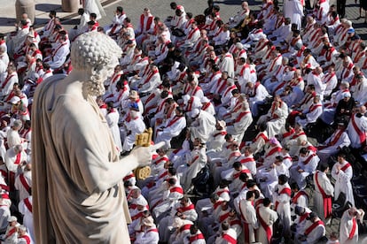 Clérigos, congregados en la plaza de San Pedro para asistir al funeral del papa Francisco.