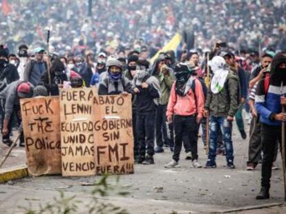 Miles de manifestantes indígenas marchan en Quito. El presidente anuncia su regreso a la capital para supervisar las movilizaciones