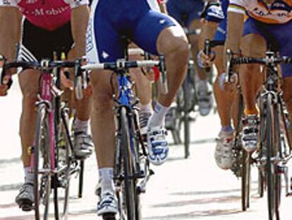Alessandro Petacchi se impone al <i>sprint</i> a la llegada a Burgos.