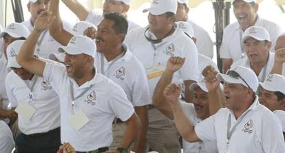 Trabajadores de Pemex vitoreando durante la celebración de la expropiación petrolera