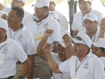 Trabajadores de Pemex vitoreando durante la celebración de la expropiación petrolera