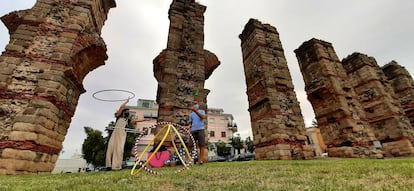 El Acueducto de los Milagros, en Mérida, durante los preparativos de la Noche del Patrimonio de 2020.