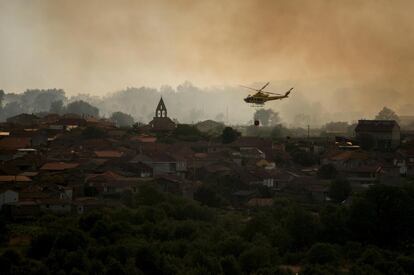 Un helicóptero participa en las labores de extinción en la localidad de Cualedro, en Ourense. La Xunta ha decretado el nivel 2 de alerta.